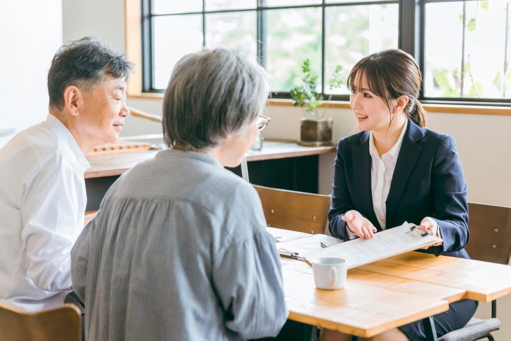 老夫婦と営業マン